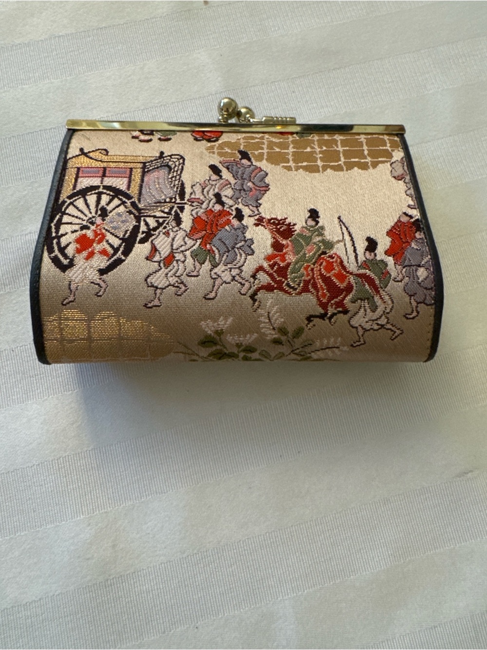 Classic Japanese style Embroidered coin Clutch Wallet in Beige and Gold
